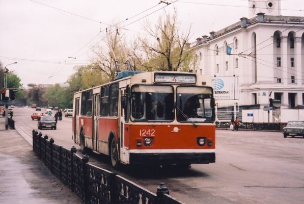 Trolleybus-ZiU-682V-012-N-1242-na-prospekte-Lenina.-90-e-gody.-Marshrut-N-4-nyne-ne-sushhestvuet-597×400